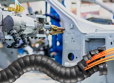 triflex e-kedja framför robot inom biltillverkning