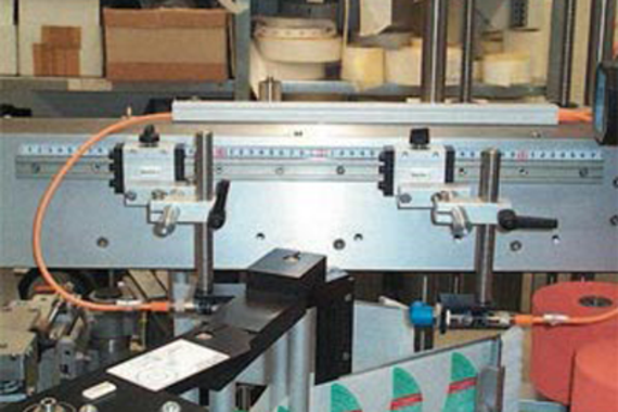 drylin® T skenstyrning i etikettmatningen på förpackningsmaskin