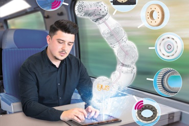 En man arbetar med surfplatta på tåget och animerar en robotarm.