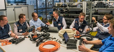 igus anställda i igus fabrikhall