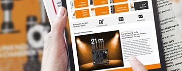 Hand med surfplatta och tidskrift